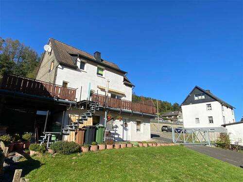 Garten-Ansicht - 8 Zimmer Mehrfamilienhaus, Wohnhaus zum Kaufen in Schmallenberg