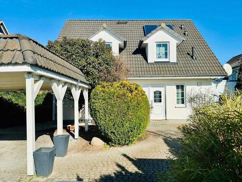 Vorderseite mit Carport - 5 Zimmer Einfamilienhaus in Hamburg