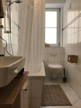 Badezimmer mit Badewanne - 2 Zimmer Etagenwohnung zur Miete in Nürnberg