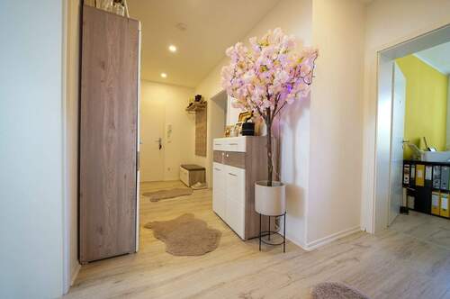 Flur..jpg - 4 Zimmer Etagenwohnung zum Kaufen in Gangkofen