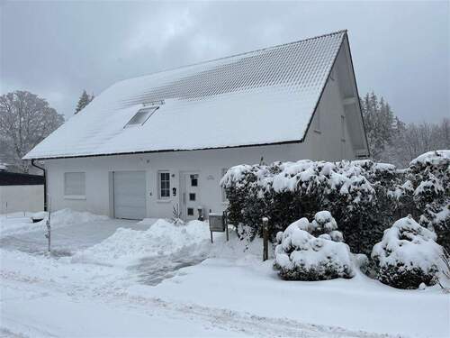 Straßen-Ansicht - Außergewöhnliches EFH mit Wohnmobil-Garage in Neuastenberg!