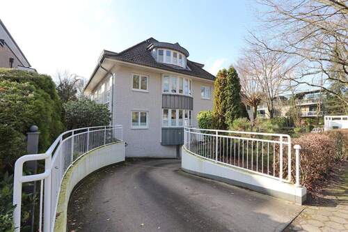 Hausansicht und Tiefgarageneinfahrt - 