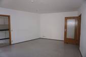 Wohnzimmer mit Zugang zur Küche - 2 Zimmer Etagenwohnung in Nürnberg