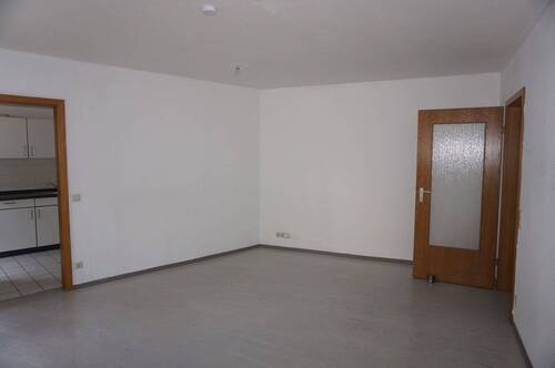 Wohnzimmer mit Zugang zur Küche - 2 Zimmer Etagenwohnung in Nürnberg