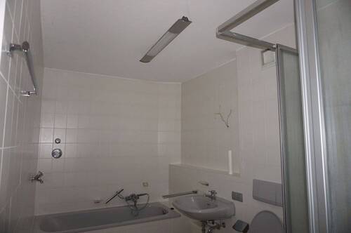 Badmit Wanne und Dusche - 