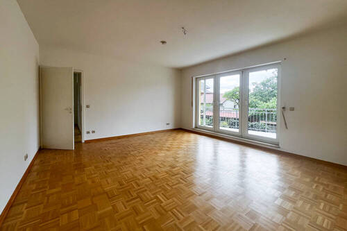 Wohnzimmer mit Balkon - 