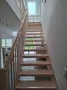 Moderne Vollholztreppe zum OG. - 