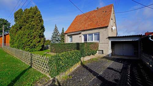 Auf der Garagenzufahrt ist Platz für ein zweites Fahrzeug - Praktisch, freistehend mit Gestaltungspotential. Einfamilienhaus zwischen Weimar und Jena