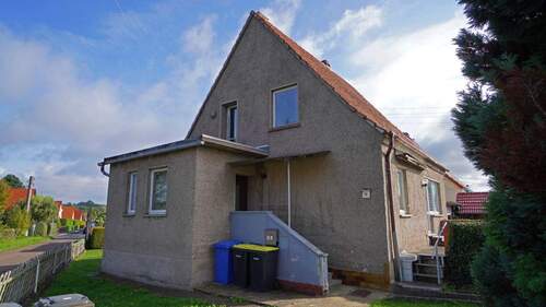 Der Eingangsbereich an der westlichen Giebelseite des Hauses - 