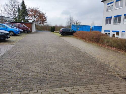 Stellplätze hinter dem Haus - 