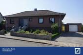 Straßenansicht - Gut geschnittener Bungalow mit freiem Blick nach Angebotsverfahren