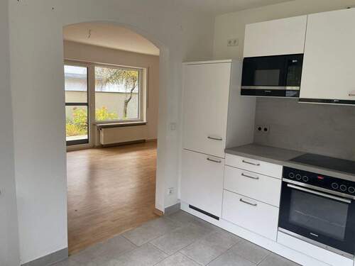 Küche/Wohnen - Großzügige 2-Zimmer-Wohnung mit moderner Einbauküche und Terrasse in Feucht