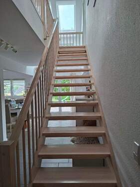 Moderne Vollholztreppe zum OG. - 