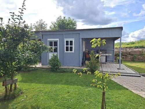 Gartenhaus mit überdachtem Grillplatz. - 