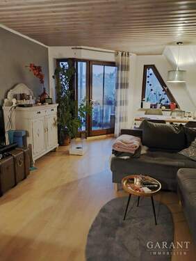 . - Gemütliche Wohnung mit großem Balkon und Garage!