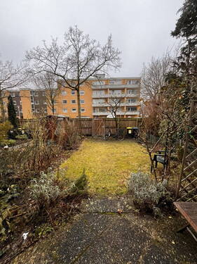 Garten im Winter ohne Laub - Reihenmittelhaus mit 120,00 m&sup2; in Hannover zum Kaufen