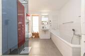 Bad mit Wanne und Dusche - 