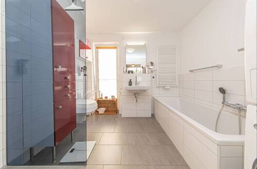 Bad mit Wanne und Dusche - 