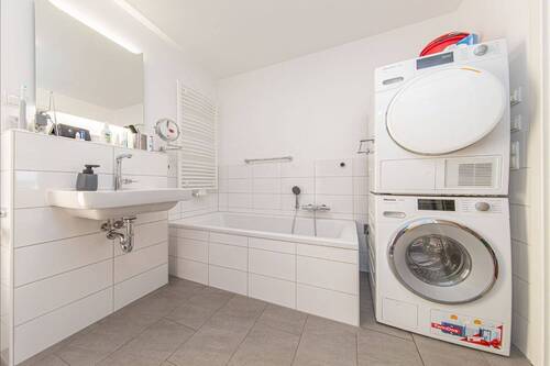 Vollbad mit Platz für die Waschmaschine - 