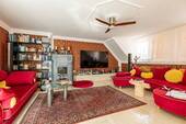 Wohnzimmer mit Kamin - 7 Zimmer Etagenwohnung zum Kaufen in Barsinghausen