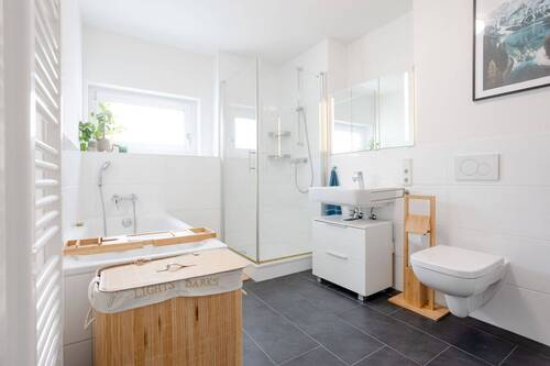 Lichtdurchflutetes Bad mit Dusche und Badewanne - 