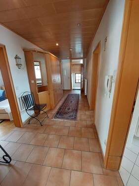 Der großzügige Flur - Gepflegte 3,5 Zimmer Wohnung mit Balkon und Kellerraum zu vermieten