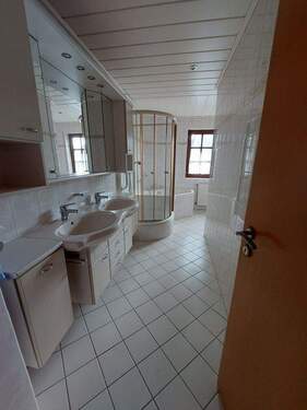 Bad mit Dusche und Badewanne. - 3 Zimmer Etagenwohnung in Hainburg