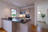Moderne Einbauküche - 4 Zimmer Doppelhaushälfte in München