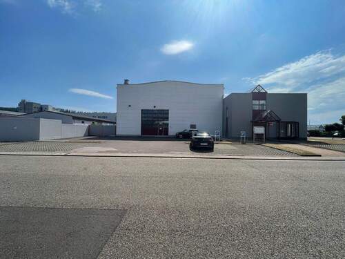 Bürokomplex und 1. Halle - 