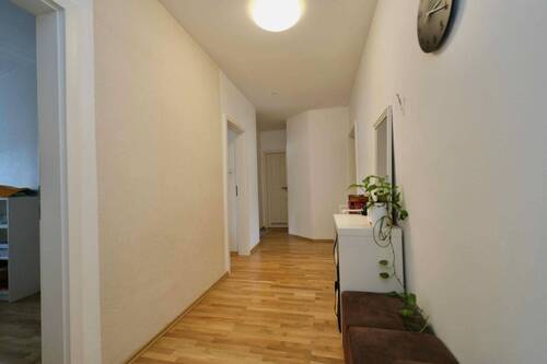 Flur Ansicht 1 - Charmante Wohnung mit durchdachter Raumaufteilung und stilvollem Ambiente