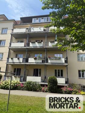 Hausansicht - Süßes 2 Zimmer-DG-Apartment mit Fahrstuhl