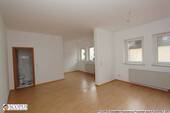 Wohnung im Mittelgebäude – Wohnzimmer mit Küche - 