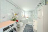  Bad mit Badewanne - 5 Zimmer Einfamilienhaus zum Kaufen in Berlin - Pankow