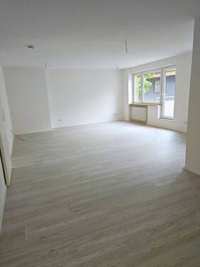Großer Wohnraum - Neu Renoviert: Helle 2-Zi. Wohnung mit Balkon Nürnberg - Südstadt Wohnung mieten