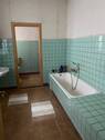 Bad mit Wanne und Fenster - 