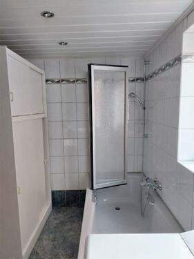 Wannenbad mit Fenster im EG - 