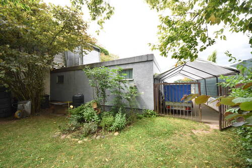 Blick Rückansicht Garagengebäude - 