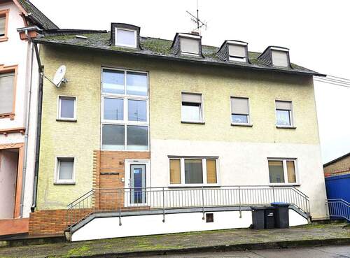 Vordere-Hausansicht.jpg - Einseitig angebautes Haus mit 3 Wohneinheiten