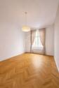 Zimmer II - Charlottenburg: Kernsanierte 3-Zimmer-Wohnung mit Balkon, Fischgrätparkett, Aufzug & ruhiger Lage