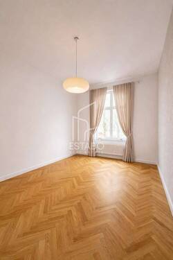Zimmer II - Charlottenburg: Kernsanierte 3-Zimmer-Wohnung mit Balkon, Fischgrätparkett, Aufzug & ruhiger Lage