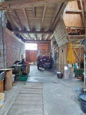 Scheunenbereich mit Grube für Autoreparaturen - 