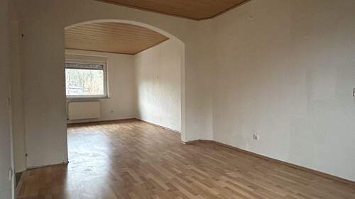 Wohn- und Esszimmer - 7 Zimmer Doppelhaushälfte zum Kaufen in Kreuztal