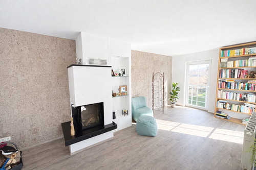 Wohnzimmer mit Kamin - 5 Zimmer Einfamilienhaus zum Kaufen in Naumburg (Saale)