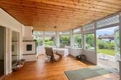 Wintergarten mit Kachelofen - Einfamilienhaus mit 315,10 m&sup2; in Burghausen zum Kaufen