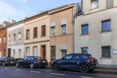 Vorderansicht - Reihenmittelhaus mit Garten in zentraler Lage