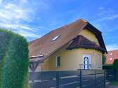 Haus Vorderseite mit Zufahrt - Wir erwarten Sie, gern mit Kind und Kegel - es ist alles vorbereitet: Einziehen und wohlfühlen !
