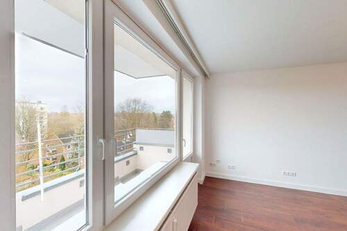 Wohnzimmer mit Balkon - 2 Zimmer Etagenwohnung zum Kaufen in Hamburg