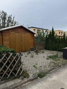 Garage mit Zufahrt Gartenseite - 