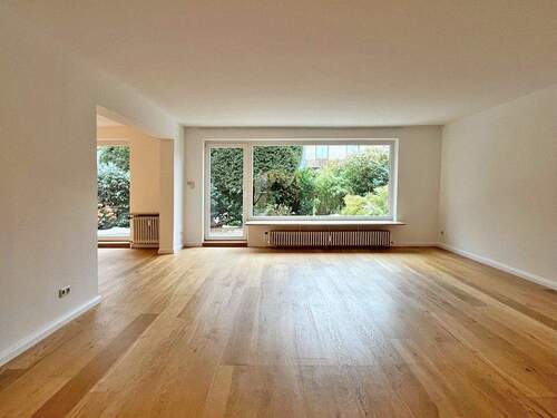 Großzügiges Wohnzimmer mit Zugang zur Terrasse - Großzügige Wohnung in beliebter Lage von Wellingsbüttel