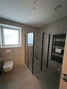 Bad - Erstbezug: Moderne 2-Zimmer-KfW40-Wohnung mit EBK & Stellplatz perfekt für Singles Paare